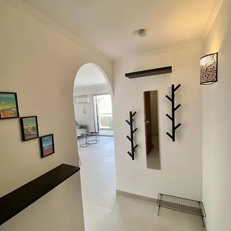 Best Location In Town, New Appt Fully Renovated * Νίκαια