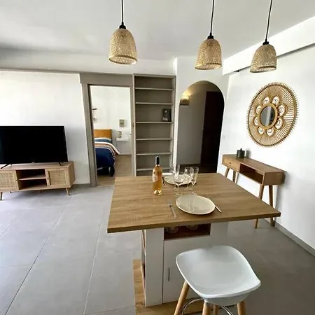 Best Location In Town, New Appt Fully Renovated * Νίκαια