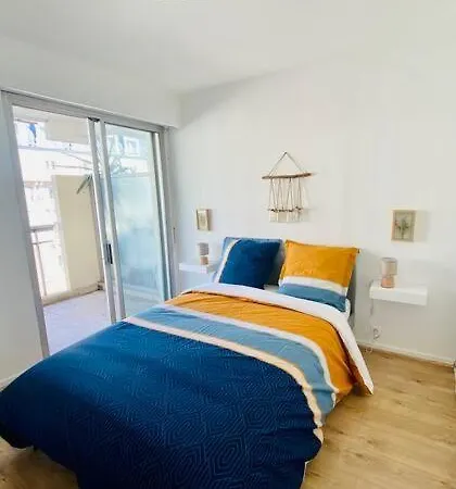 Best Location In Town, New Appt Fully Renovated * Νίκαια